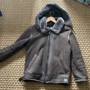 Beautiful brand new overland extremely warm shearling jacket.. mens small